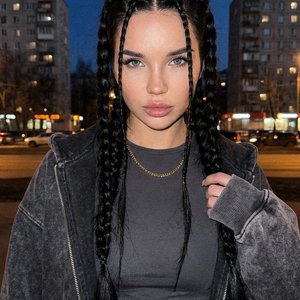 Не меняй лицо! Не меняй черты лица! Не меняй пропорции тела, глаза выразительные серо голубые! Волосы очень длинные ниже бедер очень густые черные
Размер 9:16 стиль y2k вспышка
Макияж с акцентом на глаза, нюдовые губы хайлайтер.
Фотография имеет заметную 