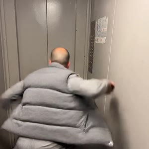 Сделай так, чтобы человек  на фото двигался чётко так же, как персонаж на видео, повторяя движения и жесты.