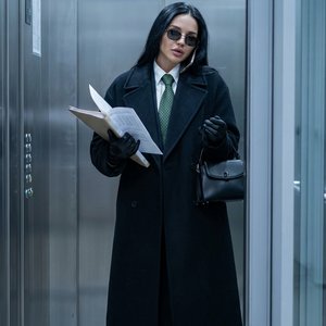 Используй загруженное фото человека как единственный эталон внешности и строго сохрани лицо 1:1 — форму лица, глаза, брови, губы, нос, пропорции, возраст, цвет кожи и волосы без изменений даже на 1%.

Нужно воссоздать сцену полностью идентичной референсно