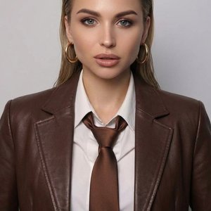 Сгенерируй такое же фото, но без рук, черты лица сохрани 1:1,  руки вдоль тела, портрет,