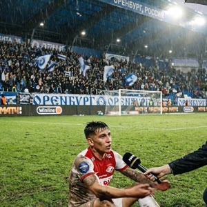 Локация : как на фото
Идет дождь, гроза
Игрок сидит и говорит улыбаясь : " У Оренбурга хоть и написано на футболках Газпром, но судья им не помогал, как это вообще работает? "