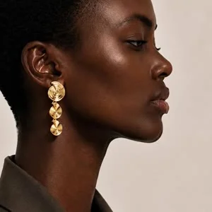 5-second ultra-realistic luxury jewelry video. The camera slowly orbits around the model’s face. The model gently turns her head about 10–15°. The earrings begin to sway naturally with the movement. Preserve the exact identity, hairstyle, skin texture, cl