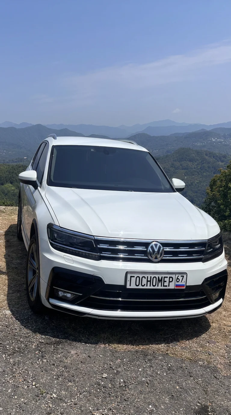Не изменяя маштаб фото сделай чтобы вместо номера автомобиля на фото 1 висела табличка с фото 2