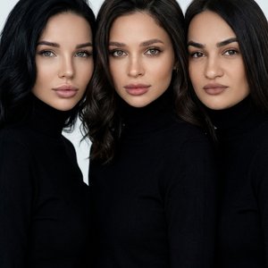 Используй входящие фото людей как точные референсы лиц и полностью сохрани лица 1:1 (форма лица, глаза, брови, губы, нос, пропорции, цвет кожи, волосы, возраст). Сгенерируй изображение точно как на референсе: три женщины стоят очень близко друг к другу в 