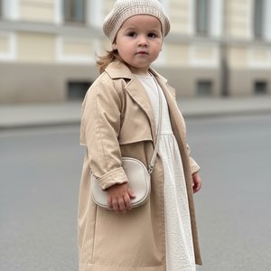 Сохранение внешности, черт лица и природной симметрии строго 1-в-1 по исходному фото. Без бьютификации и изменения возраста.

Сюжет и действие
Уличный портрет. Ребёнок стоит вполоборота к камере, корпус слегка развернут, вес перенесён на одну ногу. Одна р