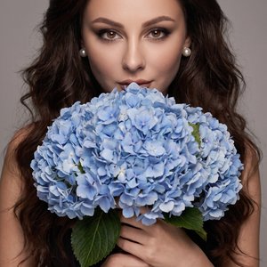 гиперреалистичная фотография, 9:16, 8k детализация, студийный портрет: модель в образе референсной фотографии — не менять прическу: длинные тёмные волнистые волосы, не менять черты лица; одежда: чёрный корсетный топ, жемчужные серьги, тонкий серебряный бр