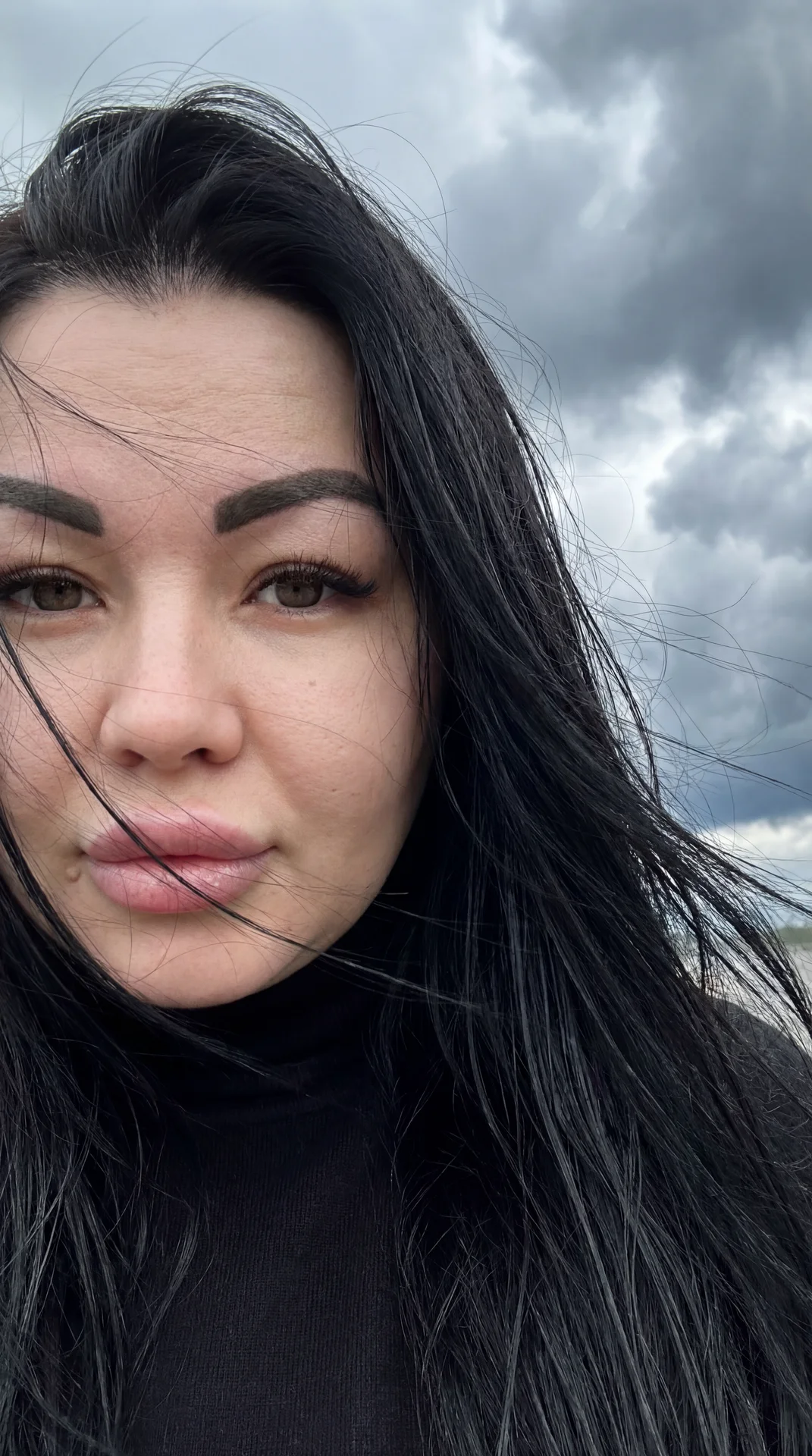 СТРОГО сохранить внешность 1:1 — лицо, черты, пропорции. Состояние кожи точно, как на фото. Формат 3:4. Экстремально крупный портрет, камера строго на уровне глаз, прямо перед лицом, без нижнего ракурса, без верхнего ракурса, без завала. Лицо очень близко