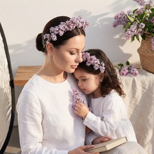 гиперреалистичное фото, неотличимое от живого, сверхвысокая детализация, один и тот же тёплый плёночный фильтр Kodak Portra 400 (мягкое виньетирование, тонкая натуральная зернистость); локация та же: светлая минималистичная терраса/студия с белой матовой 