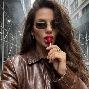 дорогой lifestyle момент, но снят случайно, как сторис без каких либо табличек!Не меняя внешности женщины с фото, кадр захватывает близкое селфи на фронтальную камеру молодой девушки с очень пухлыми губами,её в момент лёгкой задумчивости с выразительной п