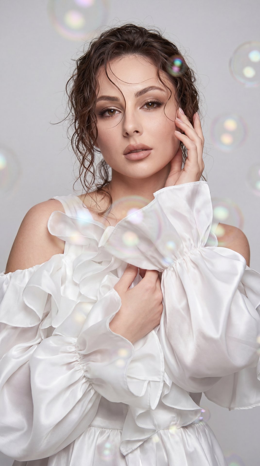 Гиперреалистичная beauty-fashion фотография, ultra realistic, вертикальный кадр 9:16, эффект живой профессиональной съёмки на full-frame camera, высокая детализация кожи, ткани и волос, мягкая глубина резкости, premium editorial aesthetic, dreamy atmosphe