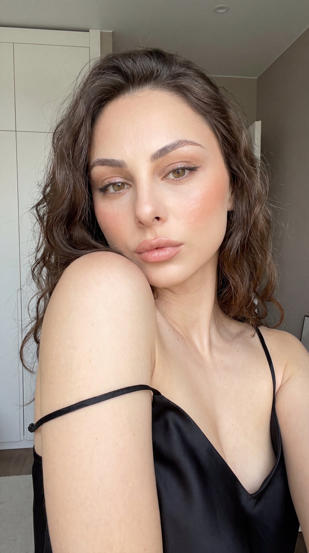 Raw candid smartphone selfie, hyper-realistic, indistinguishable from a real life photo, extremely high detailed, true-to-life skin texture, natural pores, unedited amateur mobile photography. Tight close-up front-facing camera selfie shot. The right arm 