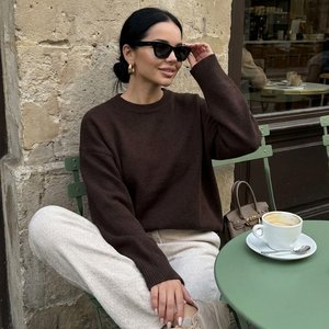 3. Используй входящее фото человека как основу лица и внешности.
Сохрани черты лица, пропорции, индивидуальные особенности и натуральную текстуру кожи.
Создай фотореалистичную lifestyle-фотографию в формате 9:16.
Сцена: уличное европейское кафе.
Человек с
