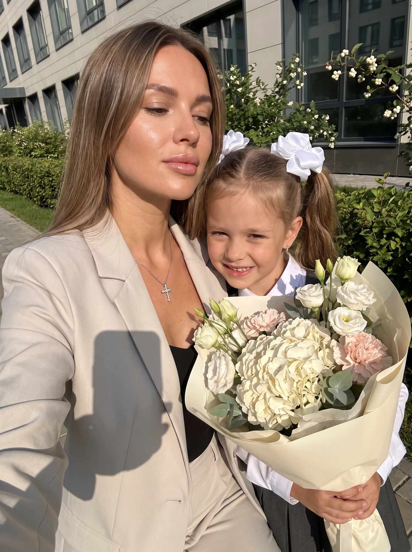 Мама и дочь на линейке