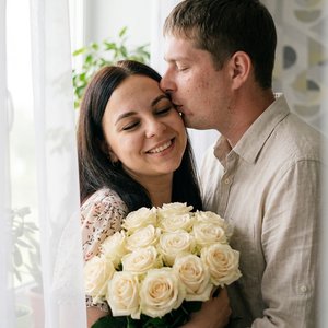 СТРОГО сохранить внешность 1:1 по загруженным фото: для обоих людей — черты лица, пропорции, возраст, форму глаз/носа/губ, текстуру кожи и естественную мимику; без идеализации/ретуши/улучшений; исходные фото — эталон лиц. Фотореалистичный нежный couple li