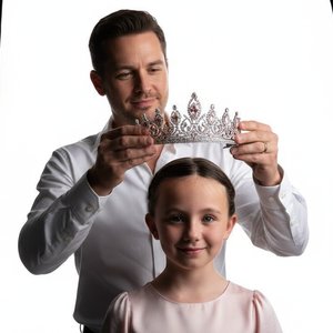 Используйте загруженное эталонное фото и в точности на 100 % сохраните черты лица и индивидуальность. Не изменяйте форму лица, пропорции или выражение лица.

Цветной студийный портрет, снятый в темноте с мощной прямой вспышкой, направленной в камеру, на ч