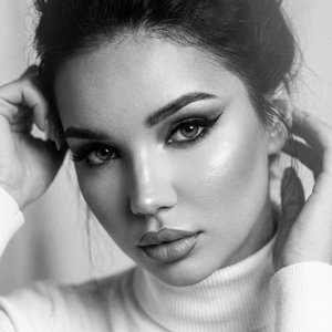 Создай не меняй лицо портрет.
Размер 9:16 стиль vogue
Макияж с акцентом на глаза, нюдовые губы обведены карандашом на тон темнее  ,хайлайтер на носу и скулах .Текстура: Фотография имеет заметную зернистость, имитирующую пленку.
Это придает кадру атмосферн