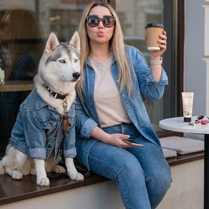 Фотореалистичное цветное изображение, вертикальный формат 9:16. Использовать загруженное фото женщины и питомца как источник внешности. ❗️ABSOLUTE IDENTITY LOCK 1:1 — полностью сохранить лицо девушки и внешность питомца без изменений.
Композиция строго ка
