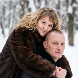 СТРОГО сохранить внешность людей по загруженным фото — 1:1.
Не изменять лица, структуру кожи, возраст, черты, пропорции и форму головы.
Референсные изображения — единственный источник внешности.

Максимально фотореалистичный цветной портрет, кадр по плечи