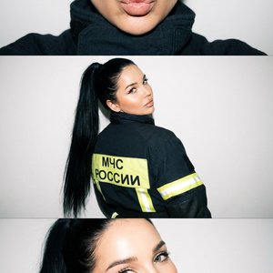 ---

Вертикальный коллаж из трёх фото в стиле Y2K.  
Женщина в форме 
Пожарного Российской Федерации Верхняя одежда (боёвка)
 • Куртка и брюки из огнестойких материалов (часто с многослойной структурой)
 • Цвет: обычно тёмный (чёрный, тёмно-синий) с ярким