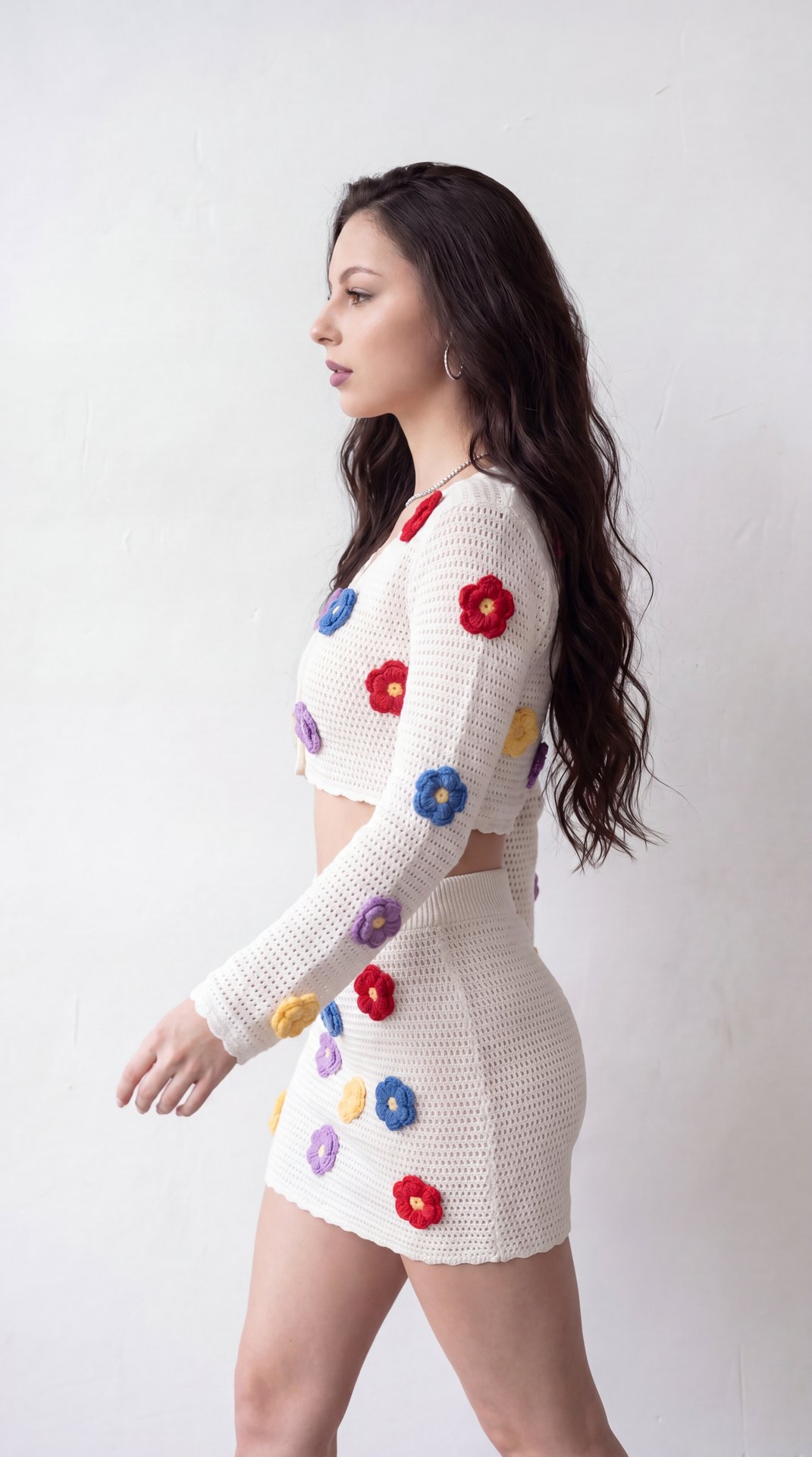 Профиль слева, в движении (Side profile left + Mid-movement)

Generate a photorealistic variation of the uploaded image. Keep identical: location, lighting direction and quality, color grading, outfit, model appearance, and aesthetic. Camera angle: Side p