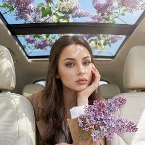 Девушка с сиренью