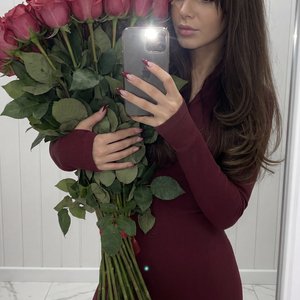Не меняй черты лица 
Создай фото 3:4
Девушка обладает кукольными чертами лица, идеальная кожа, брови уложенные гелем для бровей, пухлые губы, на которых нанесен блеск для губ, лёгкий контуринг, длинные ресницы с эффектом лучики. Волосы длинные и блестящие