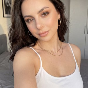 Raw candid smartphone selfie, hyper-realistic, amateur mobile photography, indistinguishable from a real life photo, extremely detailed, true-to-life skin texture, natural pores, unedited look. Vertical framing, tight close-up front-facing camera selfie s