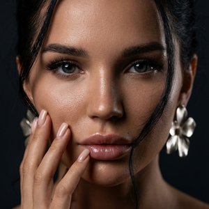Создай изображение меня, максимально сохраняя мою внешность\.
Экстремальный крупный план, портрет в 8K: загадочная и чувственная женщина с завораживающим прямым взглядом, чёткими бликами в глазах, гипердетализированной радужкой и густыми ресницами\. Кинем