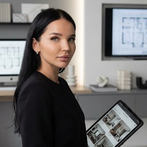 Фото 2 - Фотореалистичный editorial-портрет: женщина-дизайнер сидит или стоит в своей студии, корпус слегка развёрнут. В руках планшет, ноутбук или папка с проектами. Кадр про уверенность, вкус и профессиональную идентичность.
Внешность
Сохранение внешнос