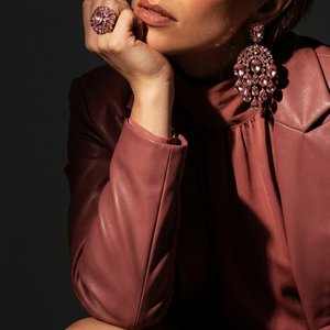 Ультрареалистичная кинематографическая fashion-фотография. Необходимо сохранить черты лица с исходного фото этой женщины, без изменений возраста, формы лица и прически.
Композиция и ракурс:
Жесткое кадрирование, максимальная плотность кадра. Фигура плотно