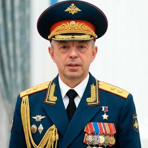 Анимируй эту фотографию в формате HD с максимальной реалистичностью. Сохрани исходное лицо, черты лица, мимику, возраст, пропорции, позу, прическу, макияж, одежду, аксессуары и общий стиль в первозданном виде. Ничего не меняй, не перерисовывай, не трансфо