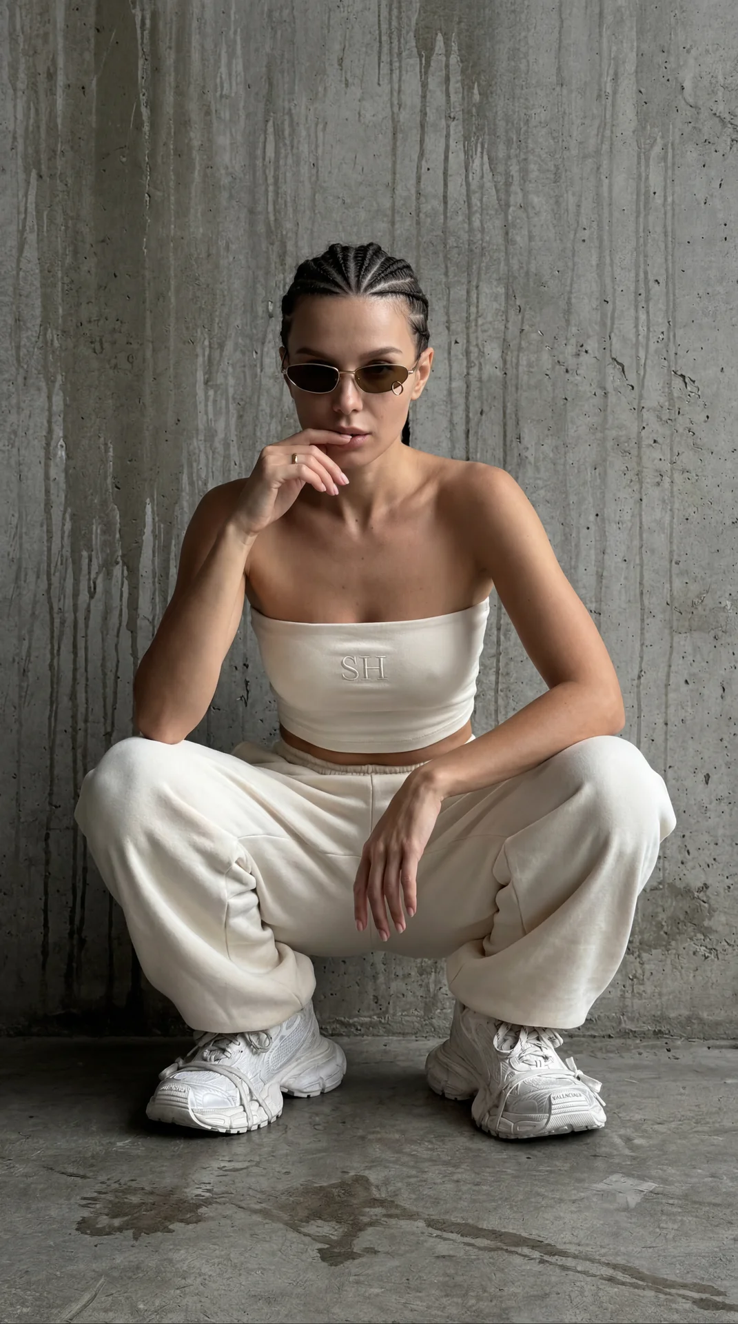 Фотореалистичное вертикальное фото, эстетика Pinterest high‑fashion street editorial. 
Кадр выглядит как реальная мобильная фотосъёмка: без AI‑ретуши, без AI‑масок, без пластика и без замыливания — натуральная текстура кожи (поры), естественные тени, реал