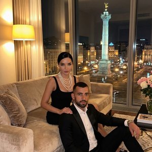 Использовать входящее фото только как источник лиц, кожи, волос и пропорций людей. Полностью и строго воссоздать сцену как на референсе без изменений. Вертикальный формат 9:16, фотореализм, luxury cinematic editorial стиль.

Мужчина и женщина позируют в р