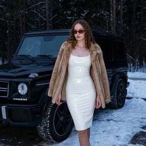 Сделать девушку в кадре почти в полный рост.
Девушка стоит в белом облегающем платье глянцевым, на ней шуба светло коричневая, очки с 90-х годов красивые коричневые, также у неё красивые локоны накрученные, длинна волос средняя, выражение лица властное.
Ф