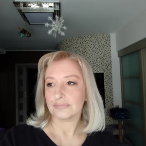 Анимируй эту фотографию в формате HD с максимальной реалистичностью. Сохрани исходное лицо, черты лица, мимику, возраст, пропорции, позу, прическу, макияж, одежду, аксессуары и общий стиль в первозданном виде. Ничего не меняй, не перерисовывай, не трансфо