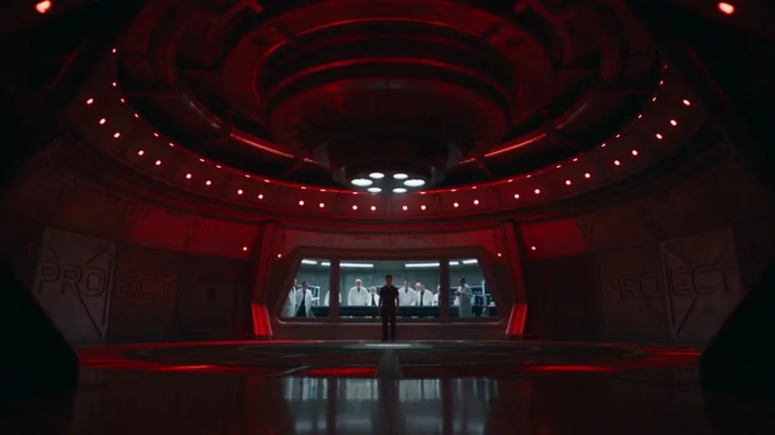 Создай кинематографичное фотореалистичное sci-fi horror видео длительностью ровно 30 секунд, формат 16:9.


ИСПОЛЬЗУЙ ВНЕШНОСТЬ ГЛАВНОГО ГЕРОЯ С ПРЕДОСТАВЛЕННОГО РЕФЕРЕНСА.
На протяжении всего видео полностью сохраняй его узнаваемые черты лица, форму лица