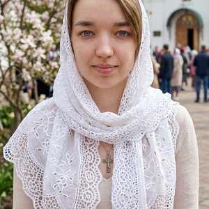 Точное воспроизведение внешности с загруженной фотографии: форма лица, особенности глаз, носа, губ, цвет волос темно русый, идентичная структура лица, максимальное сходство. Фотореалистичный портрет по пояс, женщина стоит на фоне православной церкви в пас