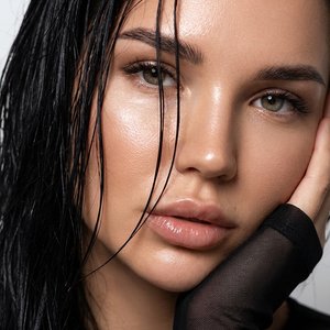 Использовать загруженное фото только как источник лица, кожи, глаз, волос и индивидуальных черт человека. Полностью воссоздать композицию, позу, освещение, макияж, волосы и стиль референсного изображения. Ничего не менять в кадре.
Формат изображения верти
