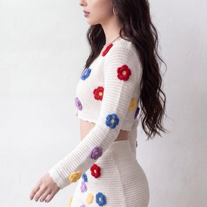 Профиль слева, в движении (Side profile left + Mid-movement)

Generate a photorealistic variation of the uploaded image. Keep identical: location, lighting direction and quality, color grading, outfit, model appearance, and aesthetic. Camera angle: Side p