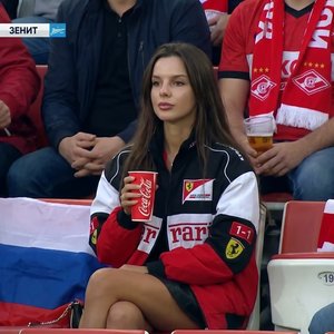 Загруженное лицо человека сохранить максимально таким, какое оно есть в реальности, 
Сделать так, будто это «обычный зритель на трибуне, случайно попавший в кадр во время настоящей трансляции футбола Россия ».

Стиль: как скриншот прямого эфира, ракурс пр