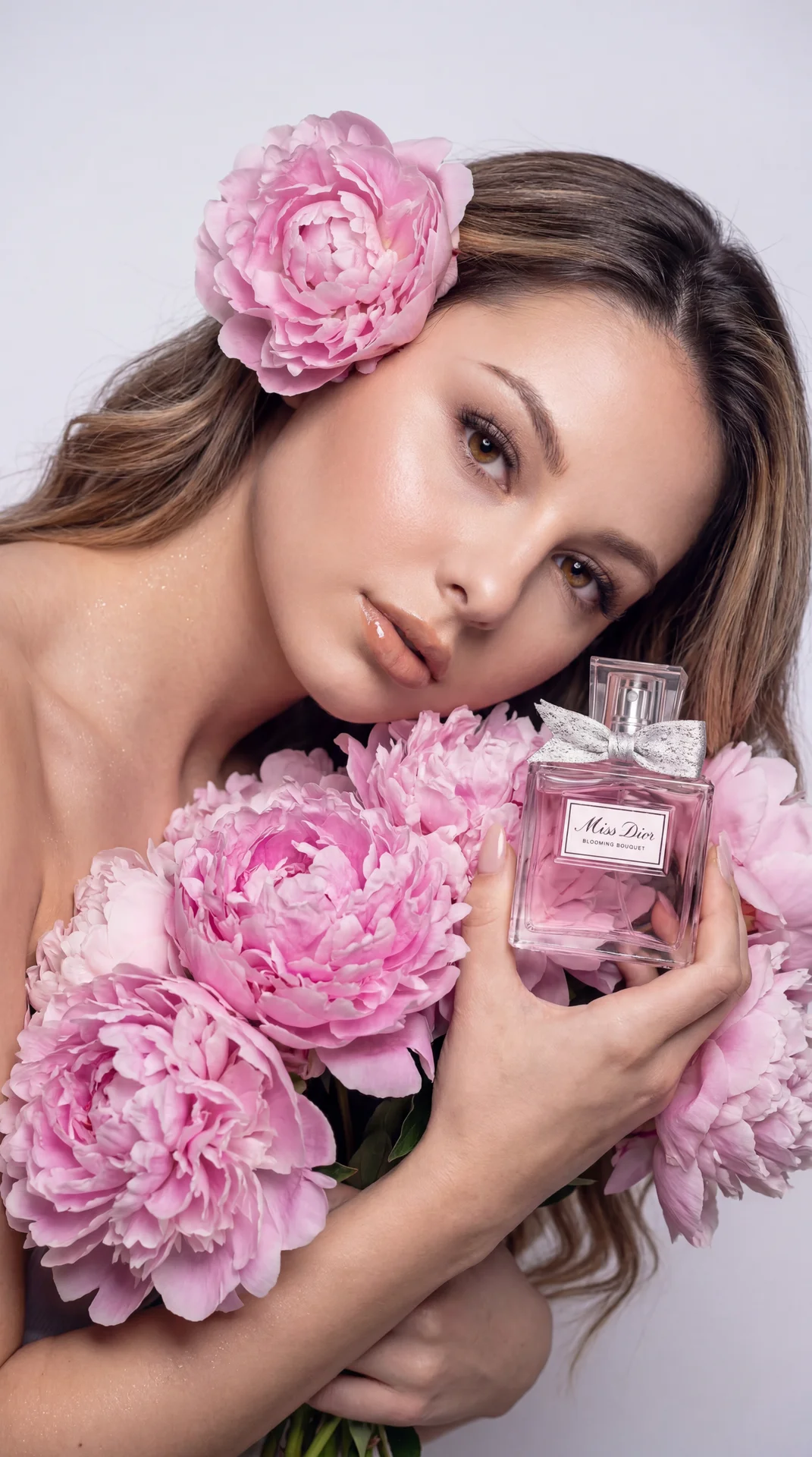 Гиперреалистичная luxury beauty-реклама в стиле глянцевого журнала, ultra realistic, вертикальный кадр 9:16, эффект живой профессиональной съёмки на full-frame camera, высокая детализация кожи, цветов, стекла и бликов, premium perfume campaign aesthetic, 