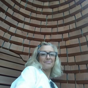 Анимируй эту фотографию в формате HD с максимальной реалистичностью. Сохрани исходное лицо, черты лица, мимику, возраст, пропорции, позу, прическу, макияж, одежду, аксессуары и общий стиль в первозданном виде. Ничего не меняй, не перерисовывай, не трансфо