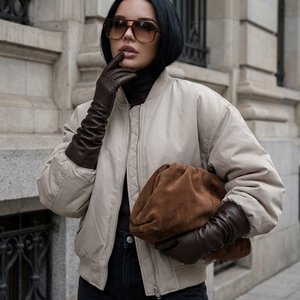 1. Основной промпт (RU):
“Realistic street-fashion portrait, preserve the subject’s real face, age, body shape and skin tone from the input photo. Composition: half-body to three-quarter shot, camera slightly below eye level, light diagonal angle (10–15°)