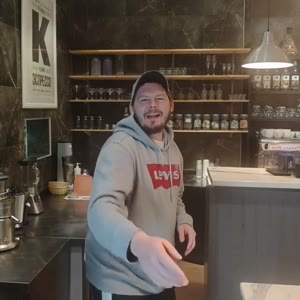 Человек на фото повторяет все движения за человеком на видео