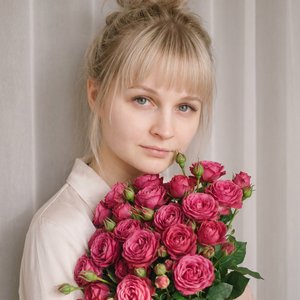 Кожа и волосы реалистичные. На фотографии изображена женщина с короткими светлыми (блонд) волосами, которые собраны в небрежный и объёмный пучок на верху головы, прямая Челка слегка растрепана, по бокам лица красиво обременяют две прядки. Вид будто девушк