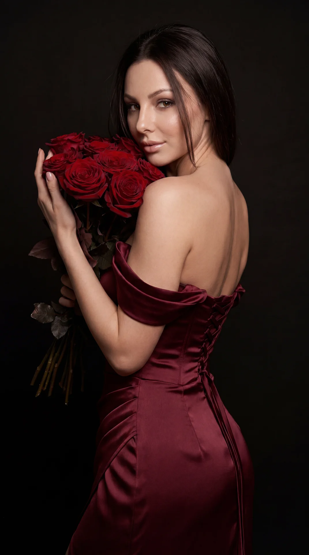 Гиперреалистичная fashion-фотография, cinematic luxury aesthetic, вертикальный кадр 9:16, эффект живой профессиональной съёмки на full-frame camera, ultra realistic skin texture, мягкая глубина резкости, дорогой объектив 85mm, высокая детализация ткани, в