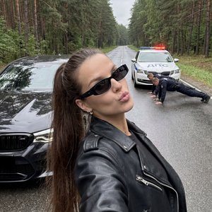Фотореалистичное селфи на фронтальную камеру iPhone 16 Pro, вертикальный кадр 3:4, Pinterest vibe, без постановочной студийности. Съёмка с вытянутой руки, лёгкое широкоугольное искажение фронталки (чуть ближе лицо), реалистичная перспектива, естественные 