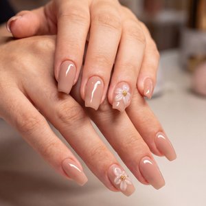 Photorealistic 4K close-up of manicure, resolution 3840x2160, ultra-detailed: {ракурс|сверху|сбоку|с трёх четвертей|макро-кончик пальца|вид от клиента}, {освещение|мягкий естественный свет из окна|студийный софтбокс тёплый|жёсткий контровой рим-лайт|холод