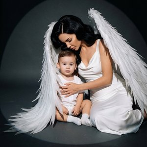 СТРОГО сохранить внешность 1:1 по загруженным фото: для мамы и ребёнка.

Фотореалистичный портрет мамы и ребёнка.
Фон тёмно-серый / графитовый. В центре яркий круглый spotlight на полу и фигурах, вокруг глубокие тени (виньетка), высокий контраст, лёгкое п