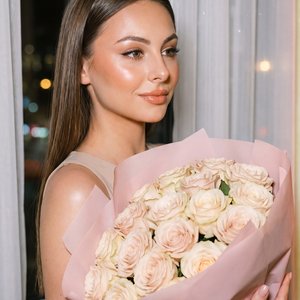 В объятиях роз